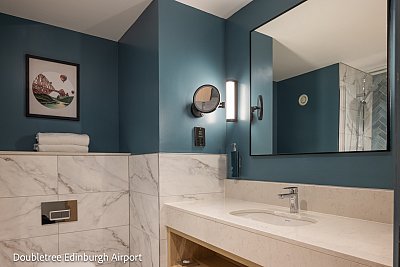 Doubletree Edinburgh Airport Bedroom Bathroom